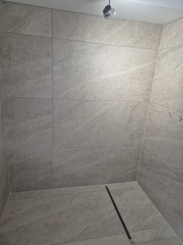 Salle de bain avec douche à l'italienne Carrelale - Arzal